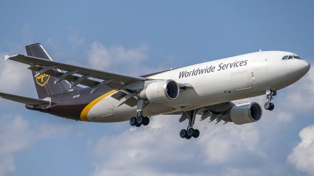 Airbus A300F4-600 (N172UP) - Box hauler approaching 13R