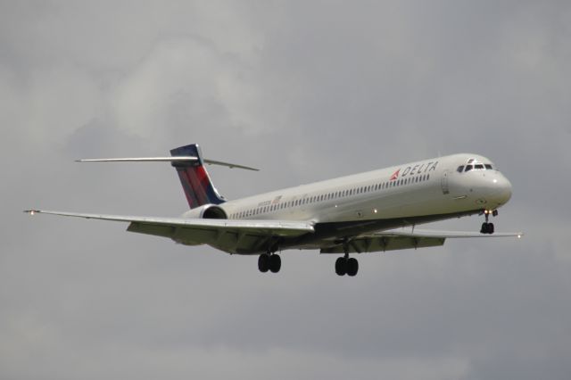 McDonnell Douglas MD-90 (N930DN)