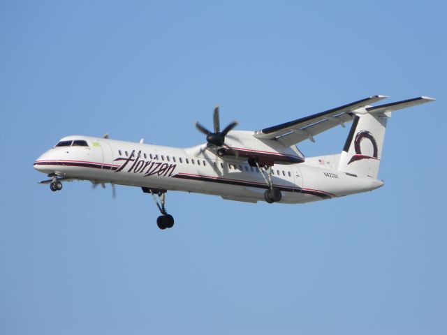 de Havilland Dash 8-400 (N422QX) - landing