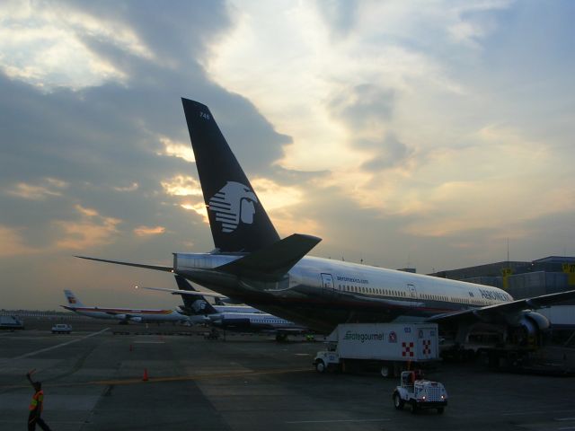 Boeing 777-200 (N774AM) - ground service