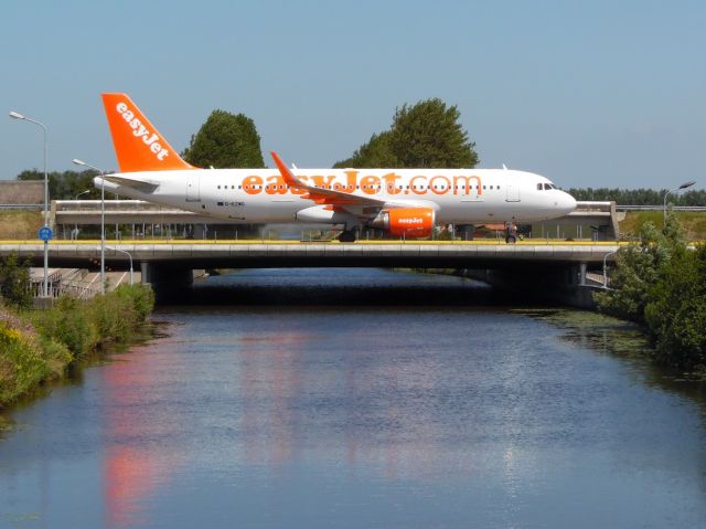 Airbus A320 (G-EZWG)