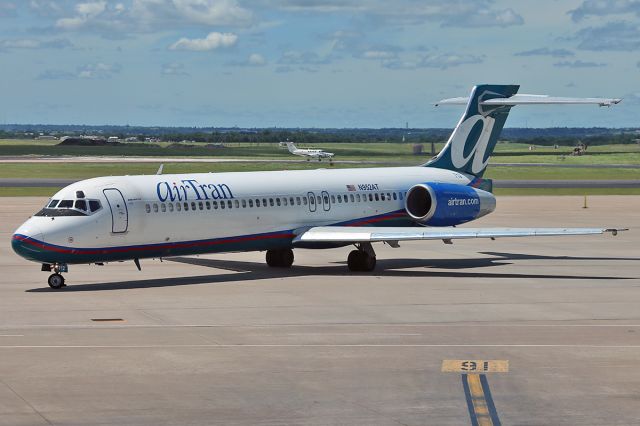 Boeing 717-200 (N952AT) - Taxiing prior to takeoff.