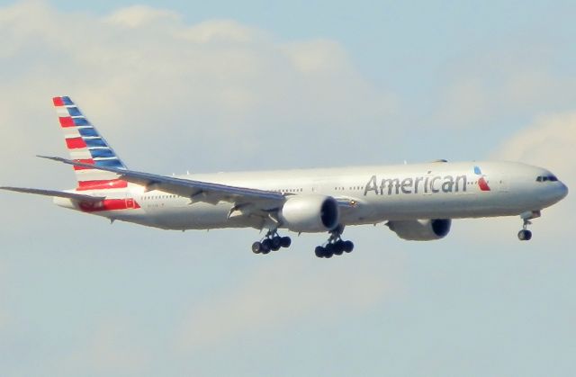 BOEING 777-300ER (N725AN)