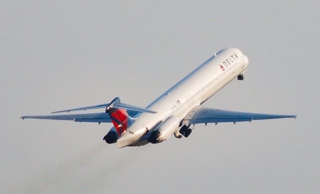 McDonnell Douglas MD-88 (N999DN) - A smokey takeoff.