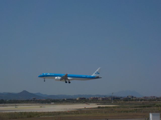 EMBRAER ERJ-190-400 (PH-NXE) - Rare visitor