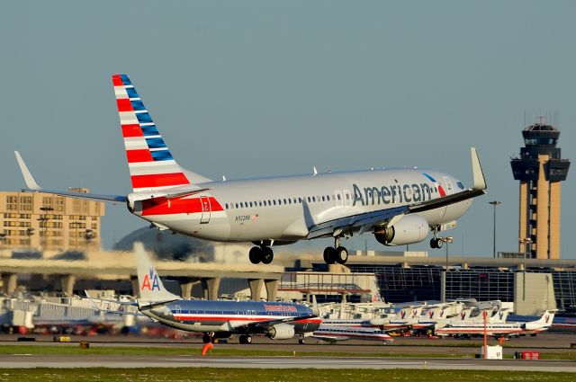 Boeing 737-800 (N922NN) - American Airlines N922NN arriving DFW 05/07/2013