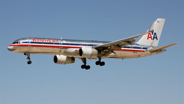 Boeing 757-200 (N613AA)