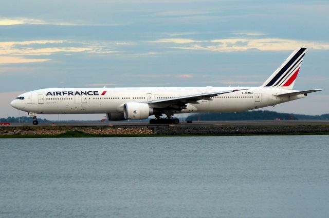 BOEING 777-300 (F-GZNJ) - AFR 333 to Paris taxiing out to 22R
