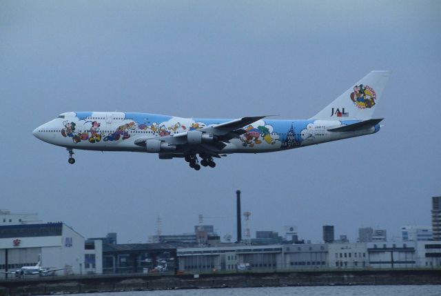 BOEING 747SR (JA8170) - Short Final at Tokyo-Haneda Intl Airport Rwy15 on 1995/06/11 " JAL Resort Express c/s "