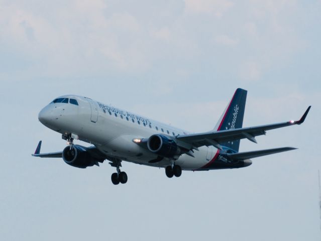 Embraer 170/175 (N826MD)