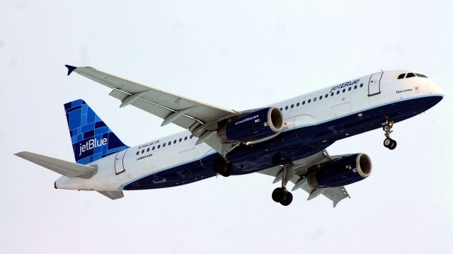 Airbus A320 (N766JB) - JetBlue 1534, an Airbus A320-232, "Etjay Luebay", on final for runway 24 from Tampa, Florida (KTPA).