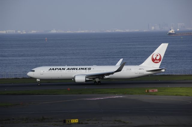 BOEING 767-300 (JA617J) - Departing at Haneda Intl Airport Rwy34R on 2013/09/13