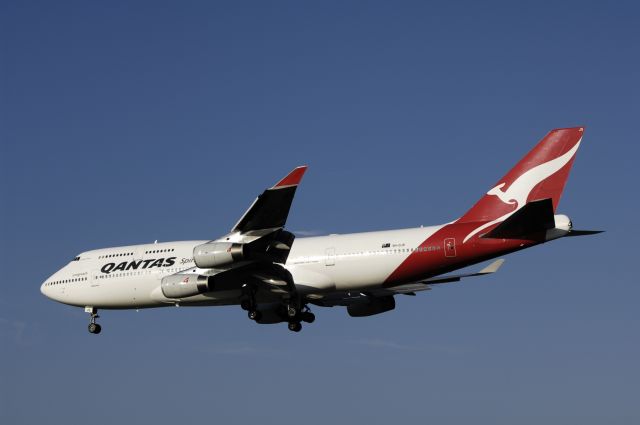 Boeing 747-400 (VH-OJS) - Final Approach to Narita Intl Airport Rwy16L on 2013/08/20