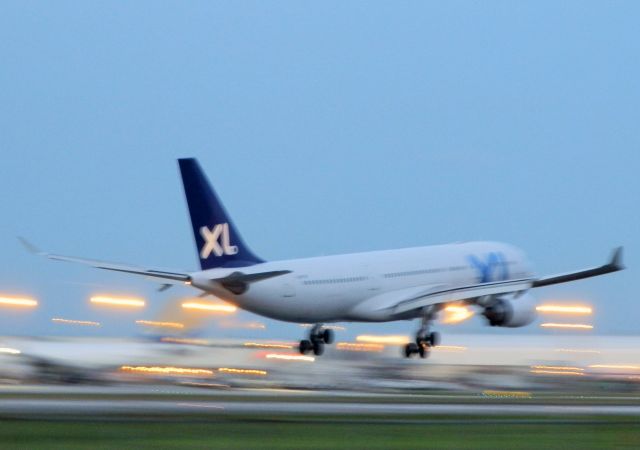 Airbus A330-200 (CS-TOP)