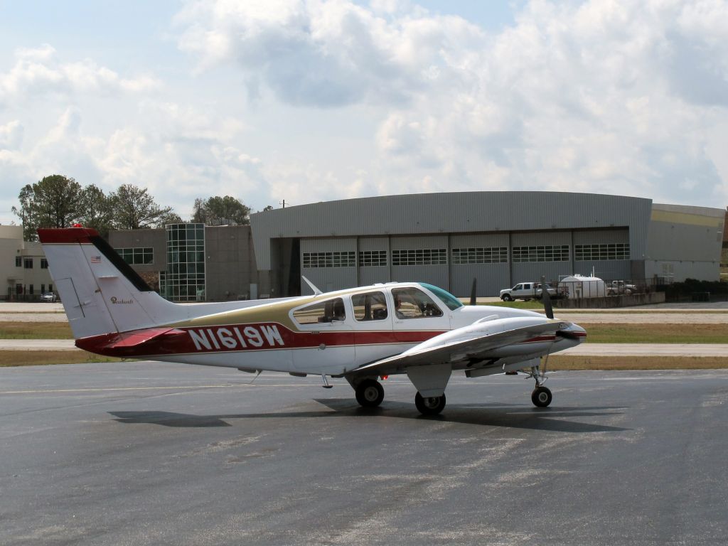 Beechcraft Baron (58) (N619W) - A very nice Baron 55.