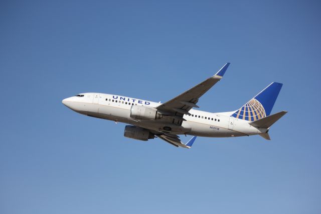 Boeing 737-700 (N13718)