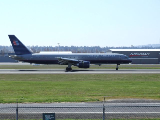 Boeing 757-200 (N569UA)