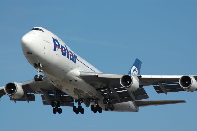 Boeing 747-400 (PAC946) - on a short final to 18L