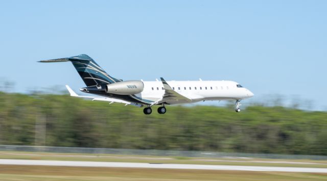 Bombardier Global Express (N8VB) - Landing runway 5