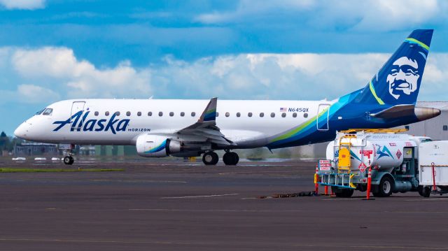 Embraer 175 (N645QX)