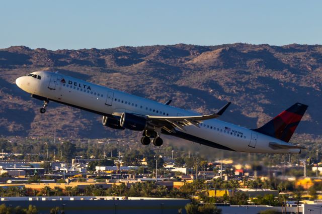 Airbus A321 (N357DN) - Delta Airlines A321 taking off from PHX on 9/18/22. Taken with a Canon 850D and Canon EF 70-200mm f/2.8L IS II USM.
