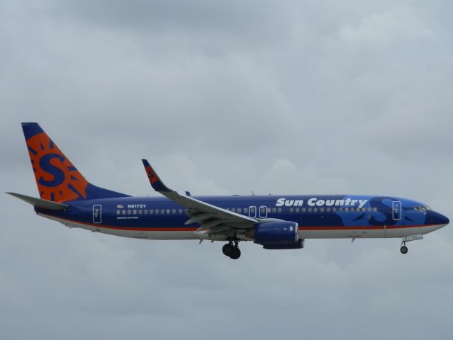 Boeing 737-800 (N817SY)