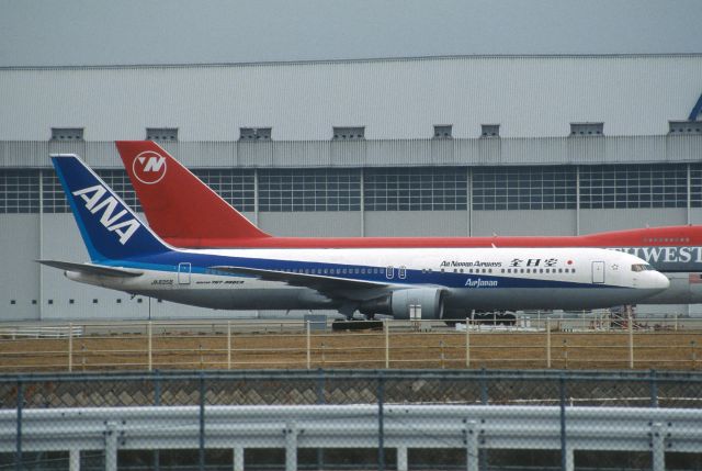 BOEING 767-300 (JA8258) - Parked at Narita Intl Airport on 2001/01/23