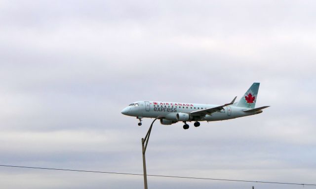 Embraer ERJ 175 (C-FUJE)