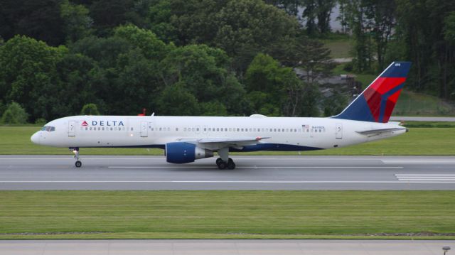 Boeing 757-200 (N698DL)