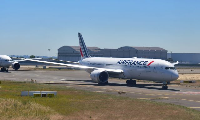 Boeing 787-9 Dreamliner (F-HRBG) - Air France Boeing 787-9 Dreamliner F-HRBG in Paris Roissy 