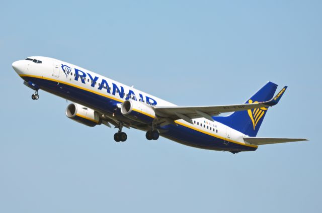 Boeing 737-800 (EI-EBF) - St. Magleby RWY22R