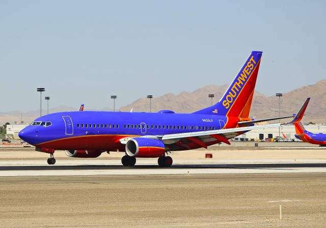 Boeing 737-700 (N425LV) - N425LV Southwest Airlines 2002 Boeing 737-7H4 (cn 29829/1109) -  Las Vegas - McCarran International (LAS / KLAS) USA - Nevada, May 07, 2011 Photo: Tomás Del Coro