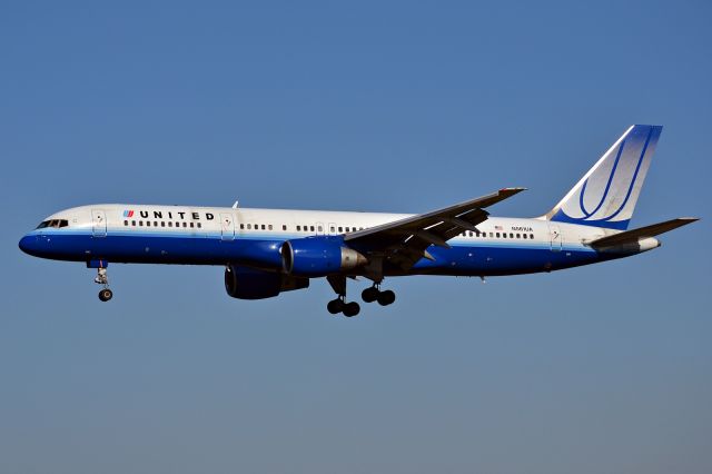 Boeing 757-200 (N561UA)