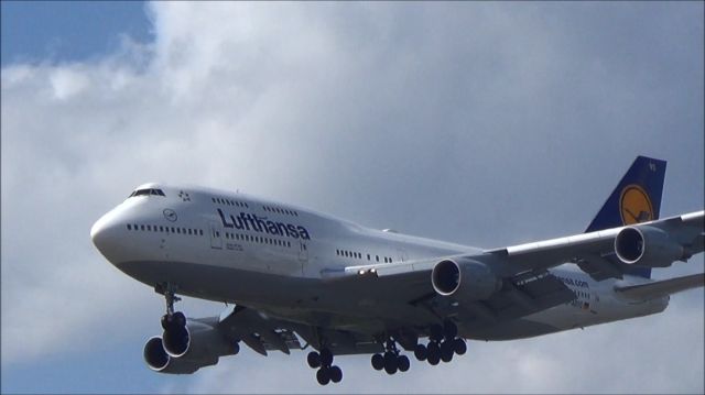 Boeing 747-400 (D-ABVO) - Lufthansa Flight 402 from Frankfurt. D-ABVO