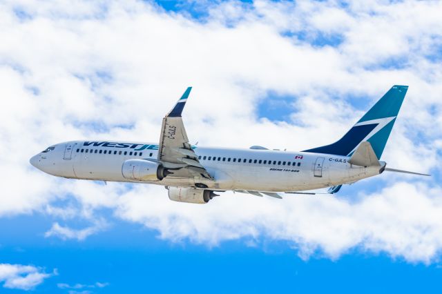 Boeing 737-800 (C-GJLS) - A WestJet 737-800 taking off from PHX on 2/11/23 during the Super Bowl rush. Taken with a Canon R7 and Canon EF 100-400 II L lens.