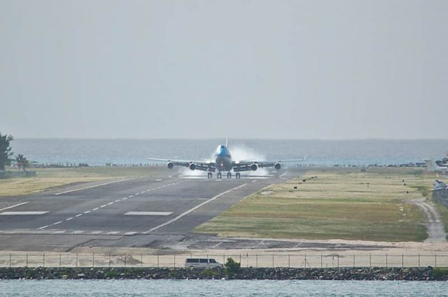 Boeing 747-400 (F-HLOV)