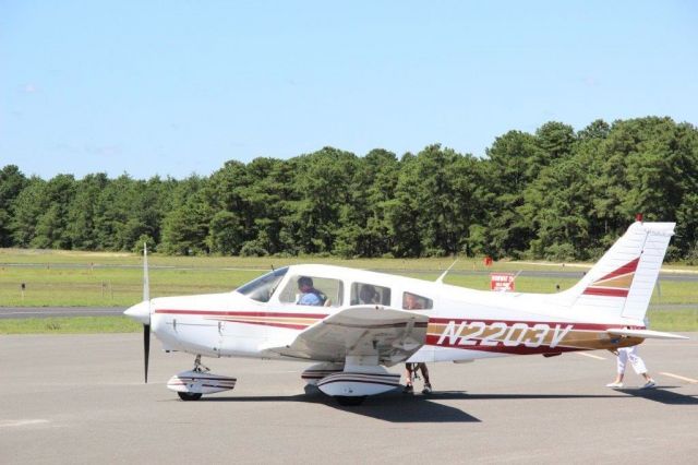 Piper Cherokee (N2203V)