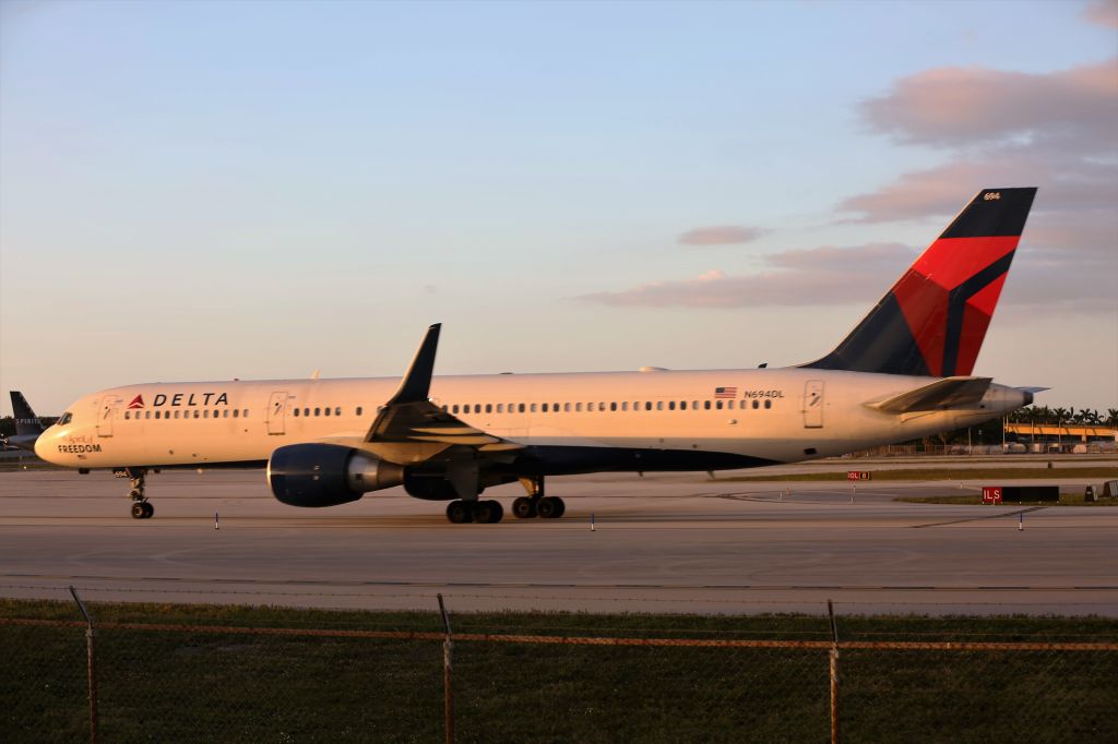 Boeing 757-200 (N694DL)