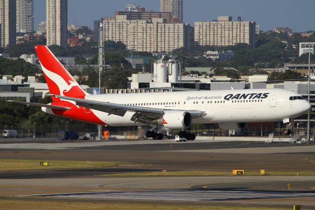 BOEING 767-300 (VH-OGT)