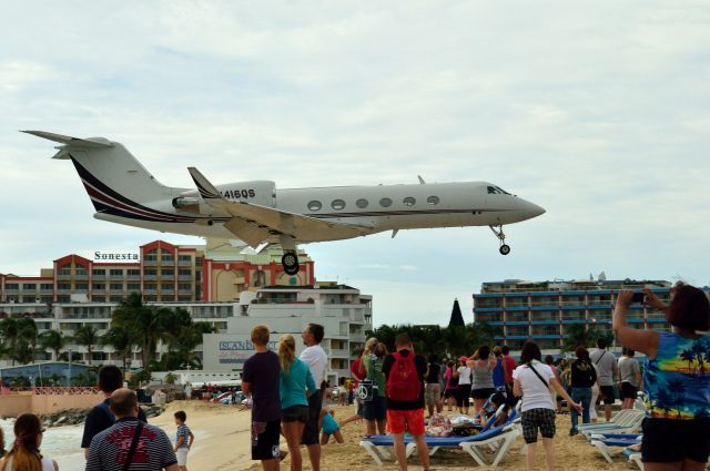 — — - Landing in Saint Martin