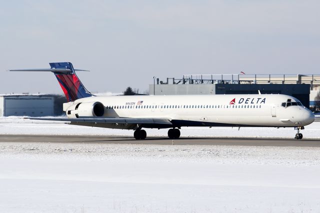 McDonnell Douglas MD-90 (N965DN)