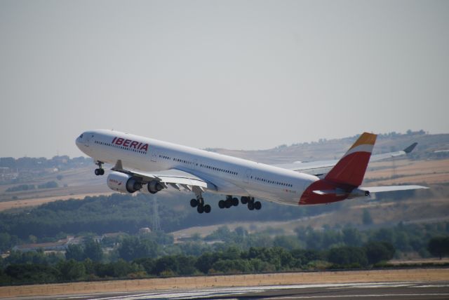 Airbus A340-500 (EC-LFS)