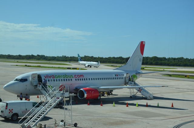 Boeing 737-700 (XA-VIW) - CANCUN INTL.  MEXICO