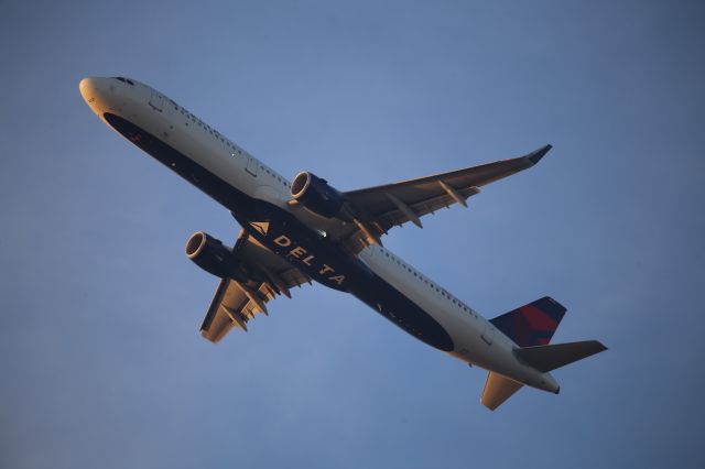 Airbus A321 (N335DN)