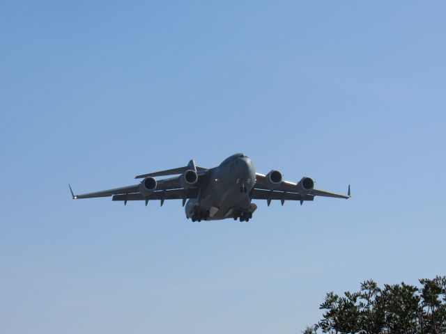 Boeing Globemaster III — - USAF C17, short final KLAX