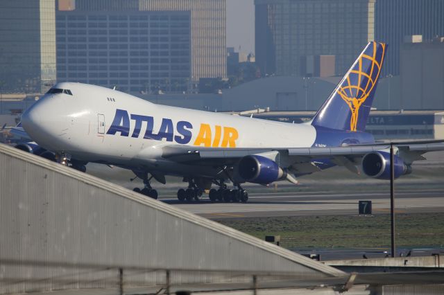 Boeing 747-400 (N487MC)