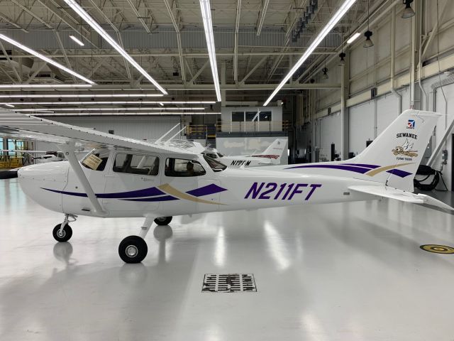 Cessna Skyhawk (N211FT)