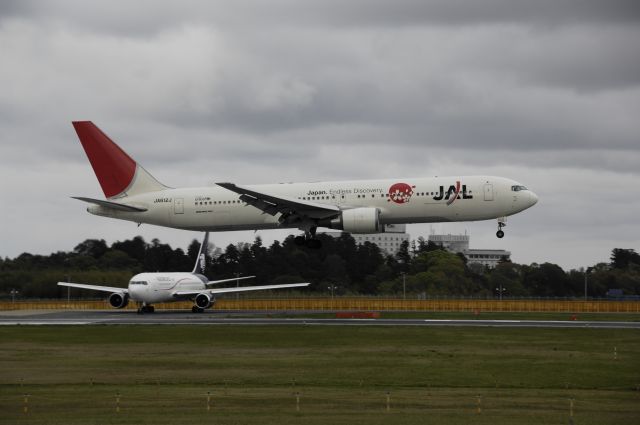 BOEING 767-300 (JA612J) - Final Approach to NRT Airport R/W16R on 2012/04/30 Japan Endless Discovery