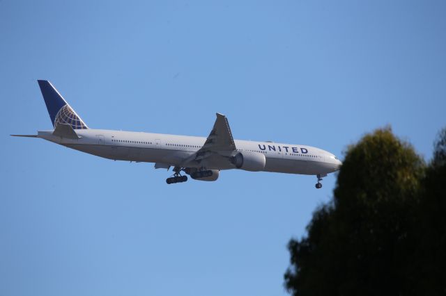 BOEING 777-300ER (N2135U)