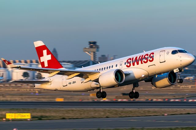 Airbus A220-100 (HB-JBH) - evening departure